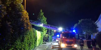 Ein Einsatzwagen der Erkrather Feuerwehr vor Ort an der Rolandstraße. Foto: FW Erkrath