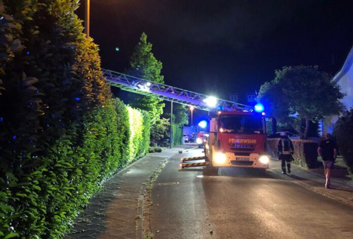 Ein Einsatzwagen der Erkrather Feuerwehr vor Ort an der Rolandstraße. Foto: FW Erkrath