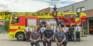 Marcel Weirauch von der Feuerwehr Langenfeld, Oliver Pofahl von der Feuerwehr Düsseldorf und Nikolai Hollenberg von der Feuerwehr Erkrath mit einer diensthabenden Wachabteilung und und Tagesdienstkräften. Foto: FW Ratingen