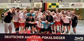 Die Freude bei der Mannschaft ist riesig: "Interaktiv" ist Sieger des Deutschen Amateur-Pokals im Handball. Foto: Interaktiv