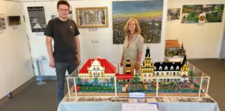 Eröffneten die Ausstellung: Der Wülfrather Patrick Kosog mit der stellvertretenden Leiterin der städtischen Wirtschaftsförderung. Foto: Stadt Wülfrath