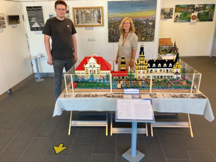 Eröffneten die Ausstellung: Der Wülfrather Patrick Kosog mit der stellvertretenden Leiterin der städtischen Wirtschaftsförderung. Foto: Stadt Wülfrath