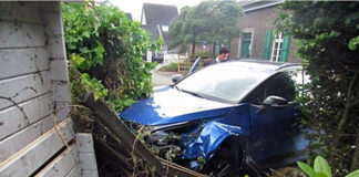 Der Wagen durchbrach einen Zaun und prallte gegen eine Gartenhütte. Foto: Polizei