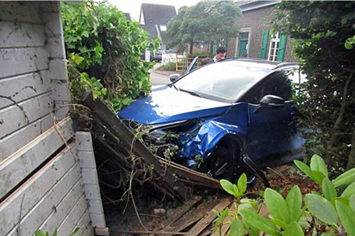Der Wagen durchbrach einen Zaun und prallte gegen eine Gartenhütte. Foto: Polizei