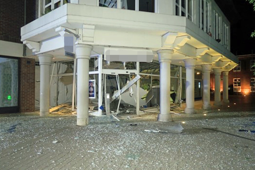 In der Nacht zu Donnerstag sprengten unbekannte Täter einen Geldautomaten in der Monheimer Innenstadt. Foto: Polizei