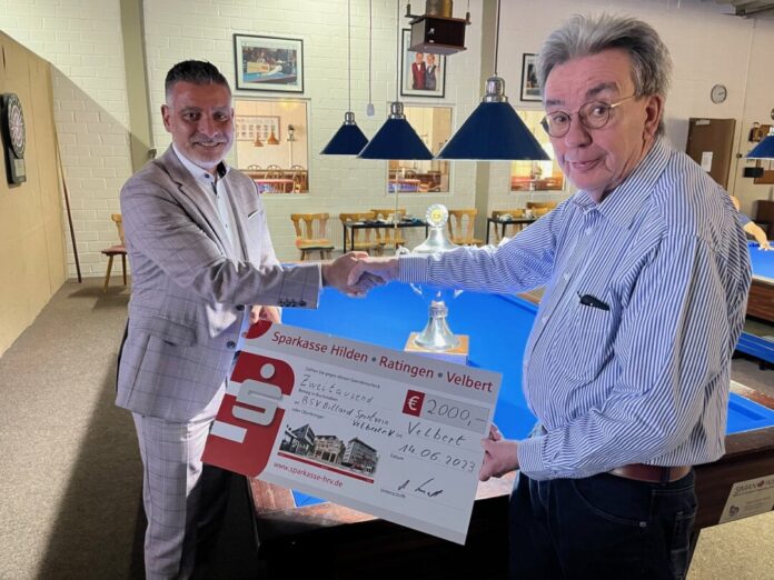 Sparkassen-Marktbereichsleiter Jesus Lopez-Martinez (l.) und Werner Klingberg vom Billard-Club bei der Spendenübergabe. Foto: privat
