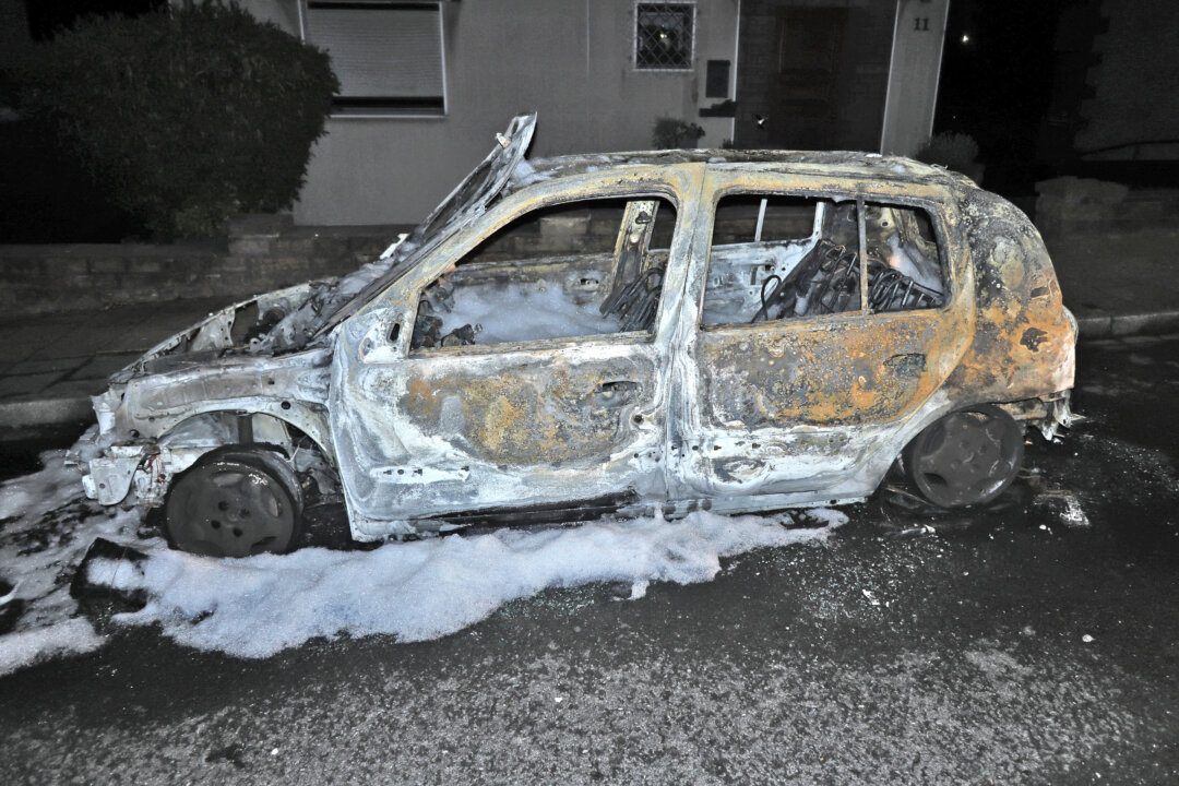 Vom Clio ließ das Feuer nicht viel übrig. Foto: Polizei