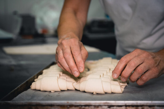 Backen will gelernt sein: Die NGG will die Ausbildung rund um Backofen und Verkaufstheke in Bäckereien vor allem auch finanziell attraktiver machen. Foto: NGG/Tobias Seifert