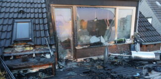 Das Feuer in Tiefenbroich konnte die Feuerwehr unter Kontrolle bringen. Foto: FW Ratingen