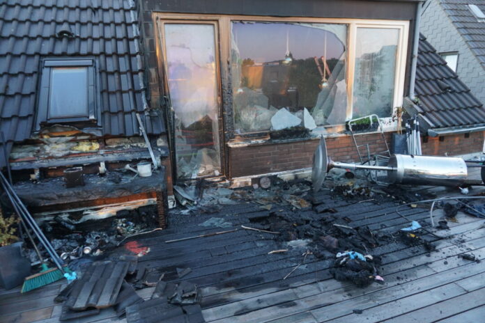 Das Feuer in Tiefenbroich konnte die Feuerwehr unter Kontrolle bringen. Foto: FW Ratingen
