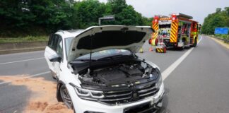 Eines der bei dem Crash beschädigten Autos. Foto: Feuerwehr Ratingen