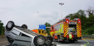 Der Kleinwagen kam auf dem Dach zum Liegen, ein zweites Auto wurde auf der Beifahrerseite eingedrückt. Foto: Feuerwehr Ratingen