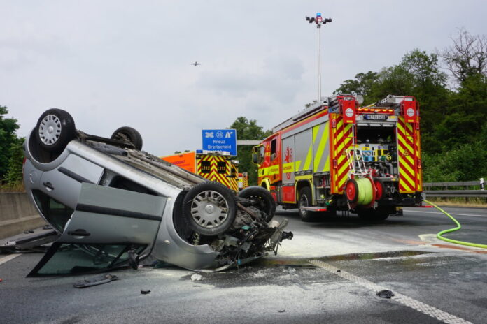 Der Kleinwagen kam auf dem Dach zum Liegen, ein zweites Auto wurde auf der Beifahrerseite eingedrückt. Foto: Feuerwehr Ratingen