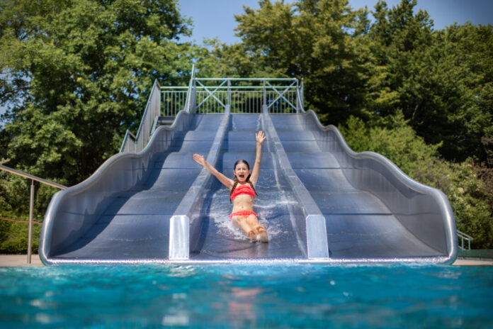 Mit dem Sommerfest im Freibad Angerbad startet Ratingen in die Sommerferien. Foto: Stadtwerke Ratingen/Falco Peters