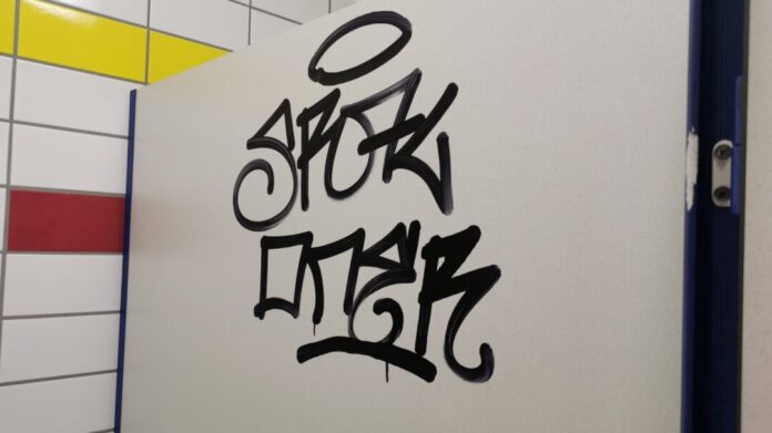 Die Umkleiden wurden am Sonntag mit Graffiti beschmiert. Foto: Kreisstadt Mettmann