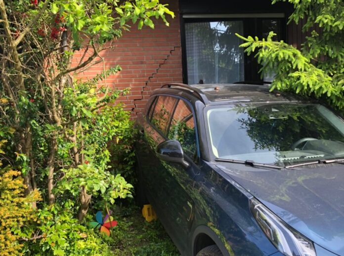 Rückwärts prallte der Wagen gegen die Hauswand. Foto: Polizei
