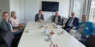 Kerstin Wülfing (Leitung Bergisches Kinder- und Jugendhospiz Burgholz), Katharina Duisberg (Koordinatorin Ambulante Hospizdienste Caritasverband Wuppertal/Solingen e.V.), Burkhard Uhling-Preuß (Leitender Koordinator Ambulanter Kinder- und Jugendhospizdienst Bergisches Land) und die Landtagsabgeordneten Jens-Peter Nettekoven (hinten links), Martin Sträßer (ganz hinten rechts) und Sebastian Haug (hinten rechts). Foto: Büro Sträßer