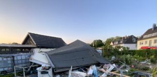 Das Gebäude wurde durch die Verpuffung vollständig zerstört. Foto: FW Ratingen