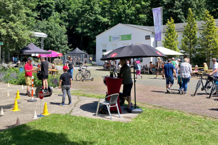 Am Zeittunnel in Wülfrath wird das Radweg-Fest gefeiert, unter anderem mit einem Segway-Parcous. Foto: Stadt Wülfrath