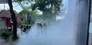 Eine der Übungen: Rauch aus dem Keller eines Gebäudes. Foto: FW Ratingen