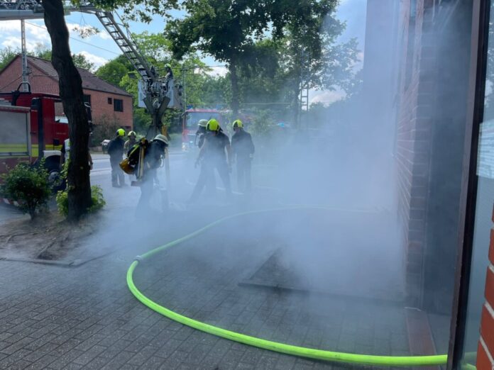 Eine der Übungen: Rauch aus dem Keller eines Gebäudes. Foto: FW Ratingen