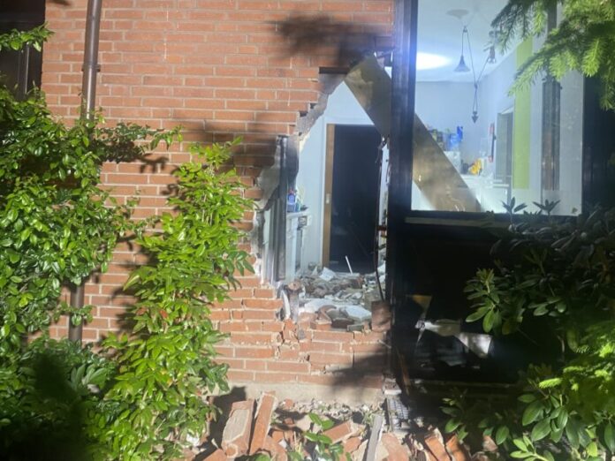 Das deutlich sichtbare Loch in der Außenfassade des Hauses. Foto: Feuerwehr Mettmann