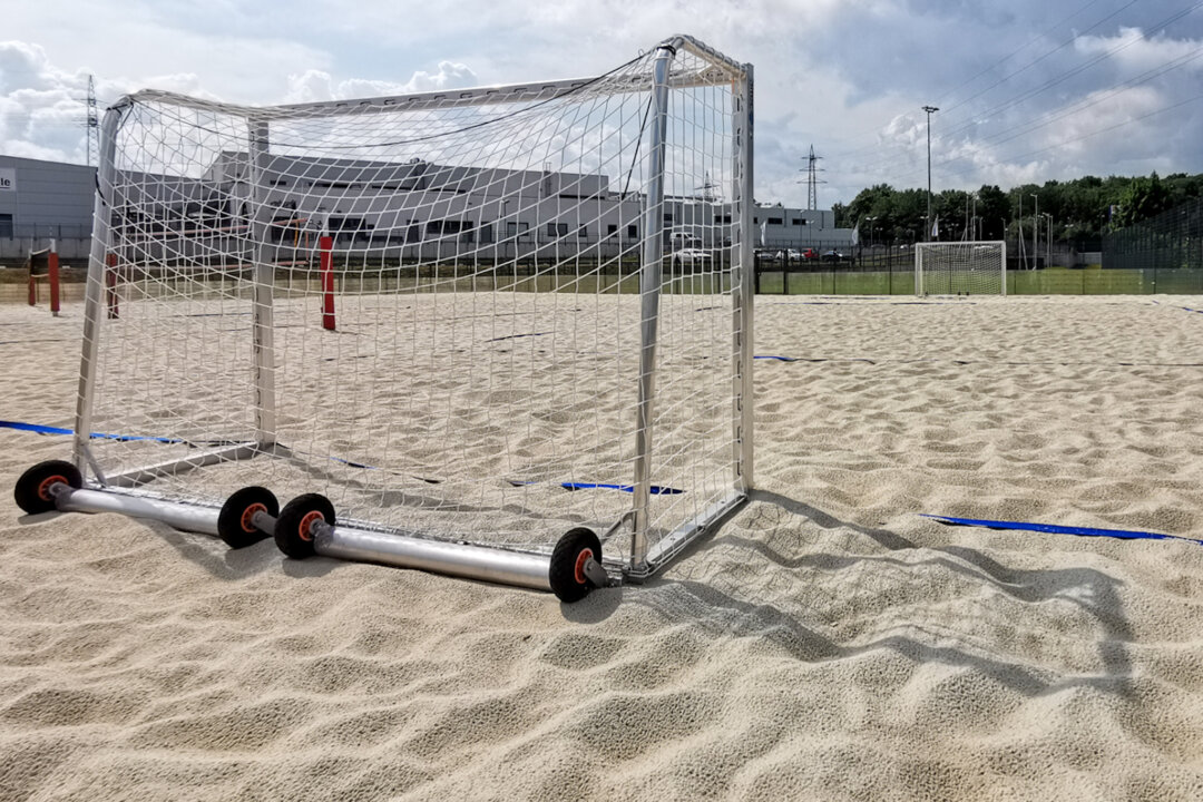 Der neue Beach-Handballplatz ist spielbereit. Foto: Mathias Kehren