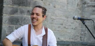 Marius Wagner spielt beim "Walking act" in der City. Foto: Iris Truschinski
