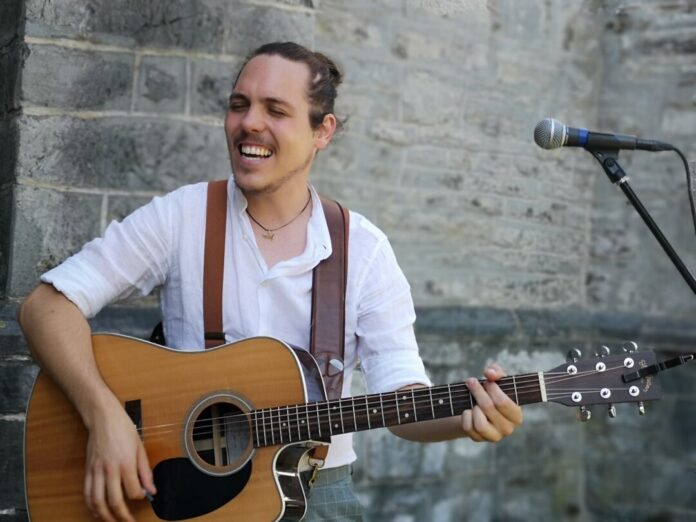 Marius Wagner spielt beim "Walking act" in der City. Foto: Iris Truschinski