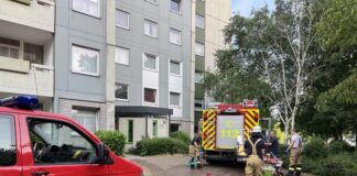 Einsatzkräfte vor dem betroffenen Hochhaus. Foto: Feuerwehr Haan