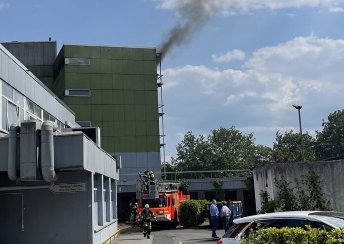 Rauch dringt aus einem Zimmer im dritten Geschoss. Foto: FW Essen