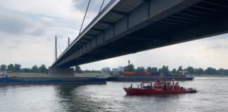 Ein Löschboot auf dem Rhein. Foto: FW Düsseldorf