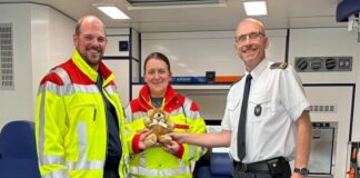 Der Leiter der Feuerwehr Erkrath Guido Vogt übergibt einen Teddybär an die Praxisanleiterin im Rettungsdienst, Stefanie Violett und den stellv. Dienstgruppenleiter der Wachabteilung Rettungsdienst, Christian Sersch. Foto: FW Erkrath