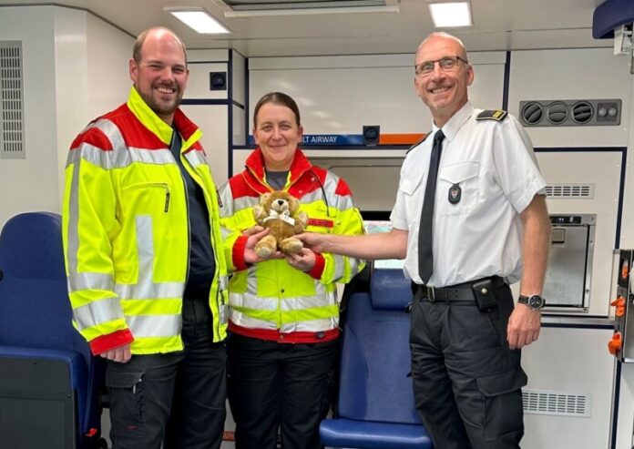 Der Leiter der Feuerwehr Erkrath Guido Vogt übergibt einen Teddybär an die Praxisanleiterin im Rettungsdienst, Stefanie Violett und den stellv. Dienstgruppenleiter der Wachabteilung Rettungsdienst, Christian Sersch. Foto: FW Erkrath