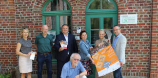 Das Organisationsteam, bestehend aus (v.l.n.r.) Julia Wallborn (Schule · Kultur · Sport), Gottfried Bander (Lokschuppen Hochdahl), Thomas Döring (Filialdirektor Kreissparkasse Düsseldorf, Erkrath), Lara Hartung (Tafelkunst – Hopmanns Genuss-Catering) und Lydia Winnik (Abteilung Kultur) sowie Michael Pfleging (Jugend · Soziales · Bildung), freuen sich mit Dr. Helmut Stein (kniend, am Waschbrett) (künstlerische Leitung) auf den Jazzsommer zum 25. Jubiläum. Foto: Stadt Erkrath