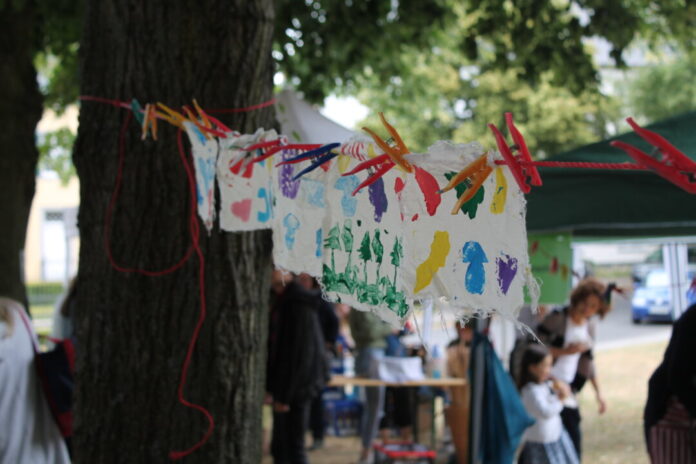 Auf dem Kinderfest in Cromford bieten die Organisatoren ein buntes Programm aus Mitmach-Aktionen und Musik. Foto: LVR-Industriemuseum Textilfabrik Cromford