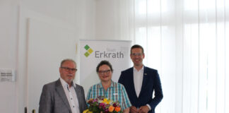 Zur Verabschiedung von Günter Schmickler (1.v.l.) dankten ihm seine Nachfolgerin Annegret Schiffers (2.v.l.) und Bürgermeister Christoph Schultz für seinen langjährigen Einsatz. Foto: Stadt Erkrath