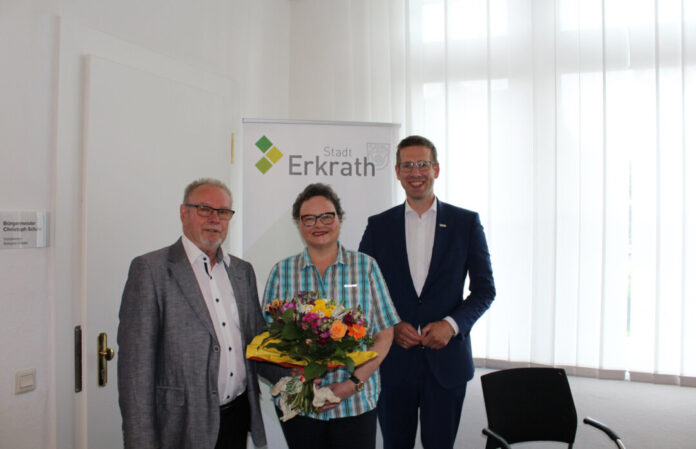Zur Verabschiedung von Günter Schmickler (1.v.l.) dankten ihm seine Nachfolgerin Annegret Schiffers (2.v.l.) und Bürgermeister Christoph Schultz für seinen langjährigen Einsatz. Foto: Stadt Erkrath