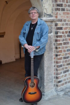 Michael Völkel gastiert mit seiner Gitarre in der Wülfrather City. Foto: J. Schmidt