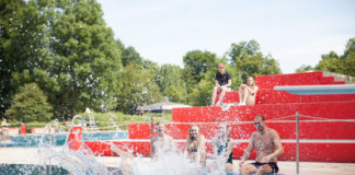 Das Freibad Angerbad verlängert zum Start der Sommerferien am Freitag und Samstag die Öffnungszeit. Foto: Stadtwerke Ratingen