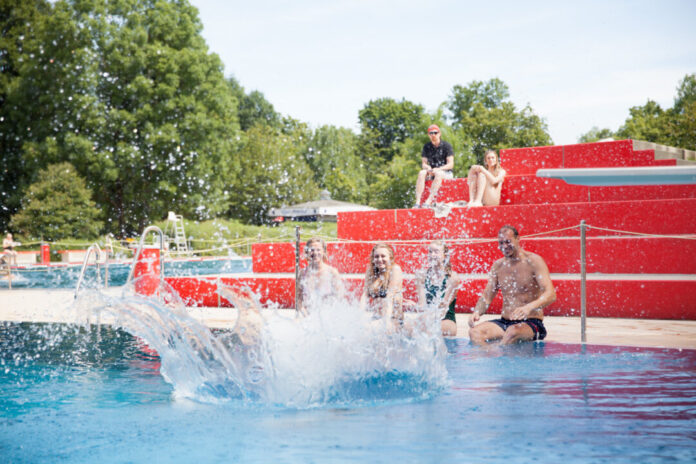 Das Freibad Angerbad verlängert zum Start der Sommerferien am Freitag und Samstag die Öffnungszeit. Foto: Stadtwerke Ratingen