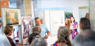 Museumsleiter David Skrabania mit einer Gruppe von Interessierten. Foto: SHOS/OSLM/Leonie Langen