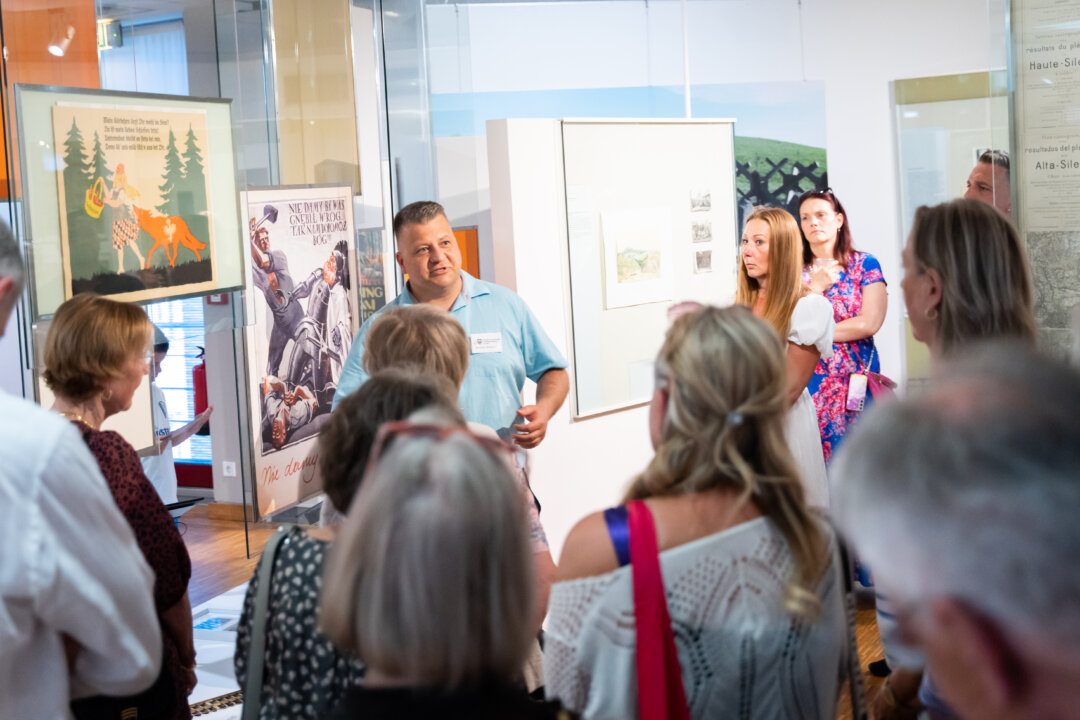Museumsleiter David Skrabania mit einer Gruppe von Interessierten. Foto: SHOS/OSLM/Leonie Langen
