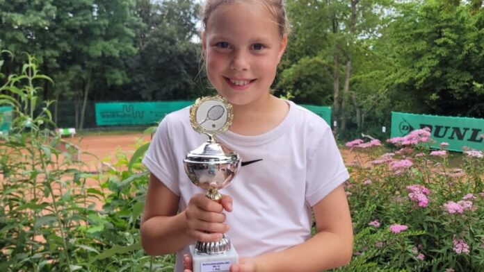 Die Netzballerin Marlen Höfner wurde bereits zum zweiten Mal Bergische Meisterin, im letzten Jahr gewann sie in der U10 , dieses Mal in der U12-Konkurrenz. Foto: NBV