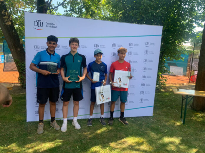 Zusammen mit Eric Müller (2. von links) gewann das NBV-Talent Ilian Mechbal (ganz links) die Doppel-Konkurrenz der Deutschen Meisterschaft in der U14 Konkiurrenz gegen Jou Gnjidic (2. von rechts) und Marco Ontiveros (ganz rechts). Foto: NBV