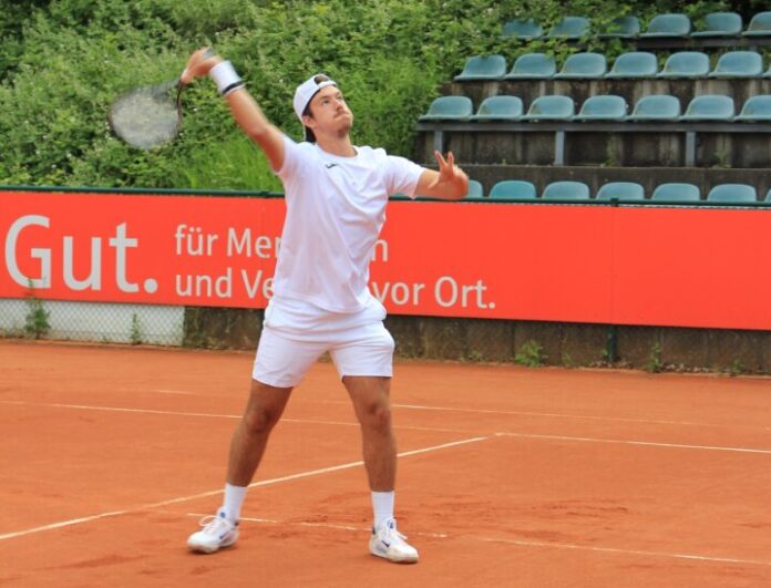 Der US-College Student Tom Tillger verstärkte die ersten NBV-Herren an Position eins und gewann zusammen mit Louis Kaun im Doppel mit 6:3, 6:7 und 10:8. Foto: NBV