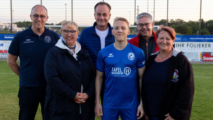 Mit dem Start in der Regionalliga prangt "Tafel Niederberg" auf den Trikots der "Blauen". Foto: SSVg Velbert