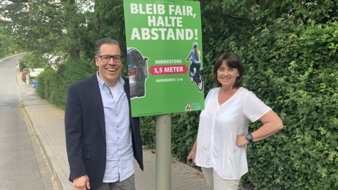 Sascha Becker (Abteilungsleiter Verkehrssicherheit beim Kreis Mettmann) und Tanja Smigoc (Projektleiterin Kreisverkehrswacht Mettmann) freuen sich über die Fortführung der Aktion. Foto: Kreisverkehrswacht