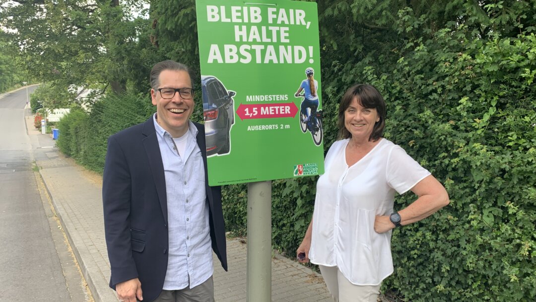 Sascha Becker (Abteilungsleiter Verkehrssicherheit beim Kreis Mettmann) und Tanja Smigoc (Projektleiterin Kreisverkehrswacht Mettmann) freuen sich über die Fortführung der Aktion. Foto: Kreisverkehrswacht