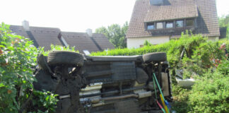 Der Kia des 82-jährigen Velberters kam auf der Seite zum Liegen. Foto: Polizei